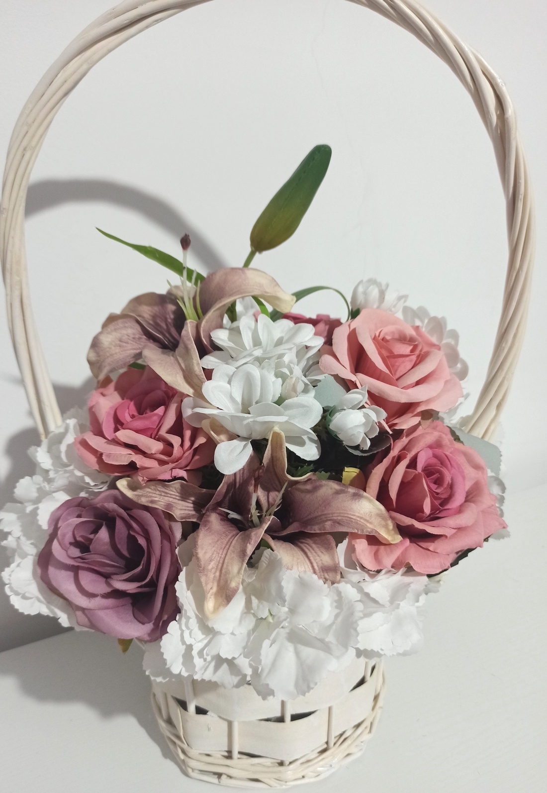 Coș Mare Alb Din Răchită Cu Flori Albe și Roz - casă & stil de viață - decorațiuni de casă - accesorii florale - buchete de flori - Artynos.ro