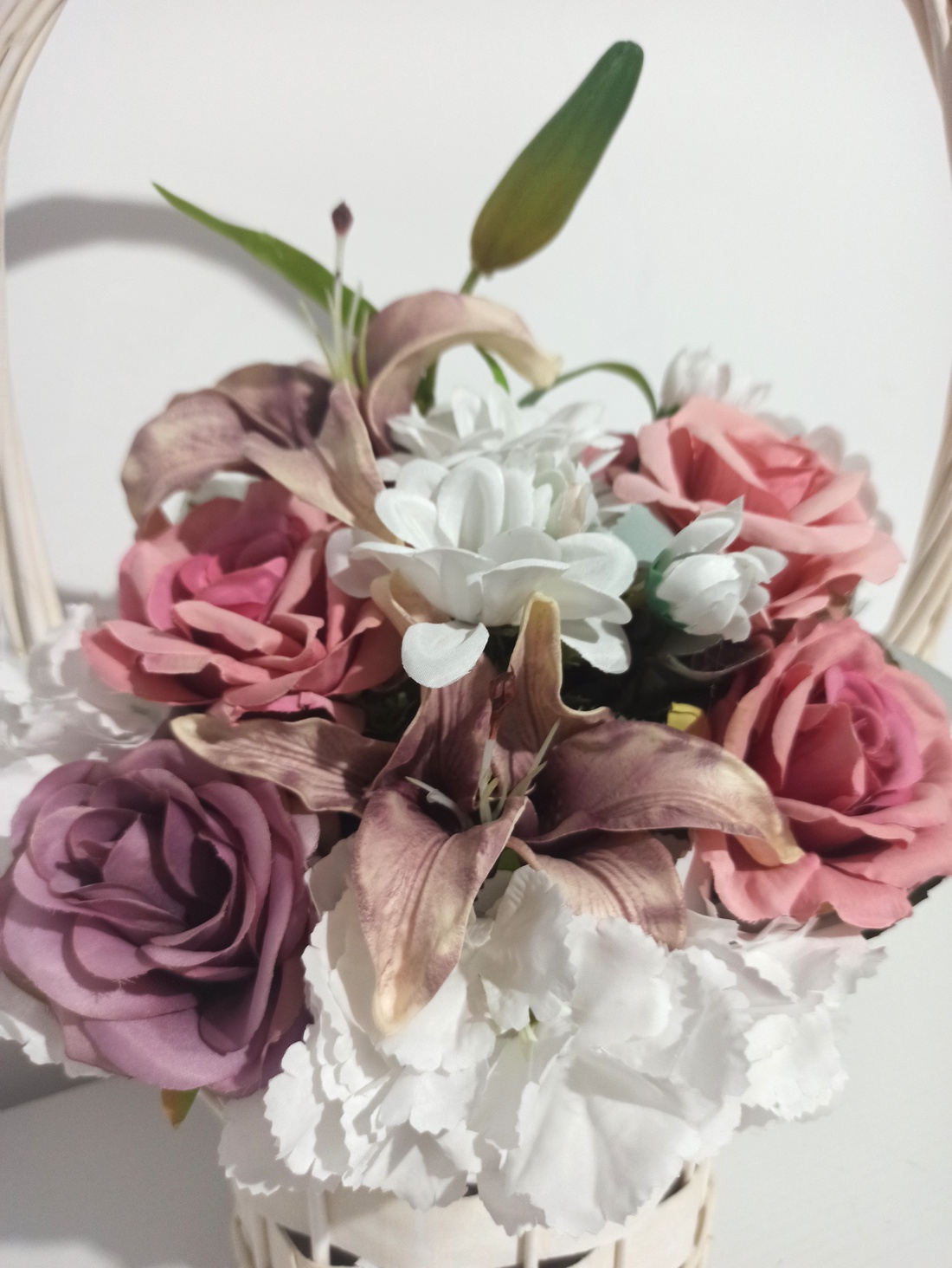 Coș Mare Alb Din Răchită Cu Flori Albe și Roz - casă & stil de viață - decorațiuni de casă - accesorii florale - buchete de flori - Artynos.ro