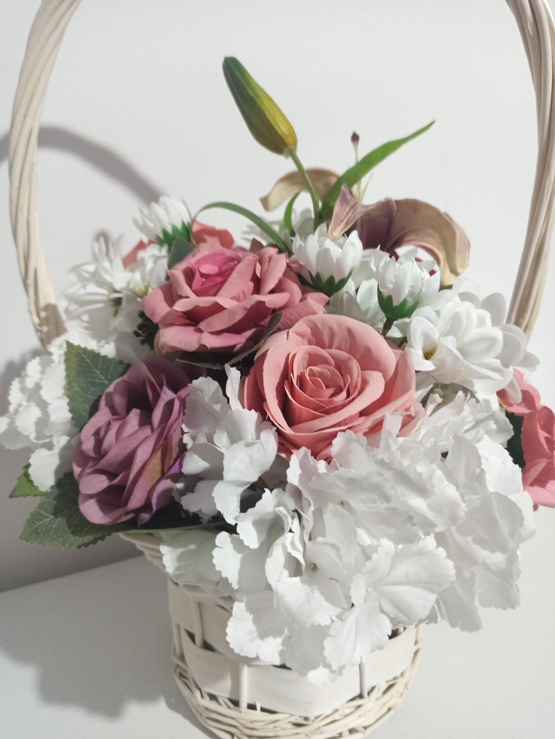 Coș Mare Alb Din Răchită Cu Flori Albe și Roz - casă & stil de viață - decorațiuni de casă - accesorii florale - buchete de flori - Artynos.ro