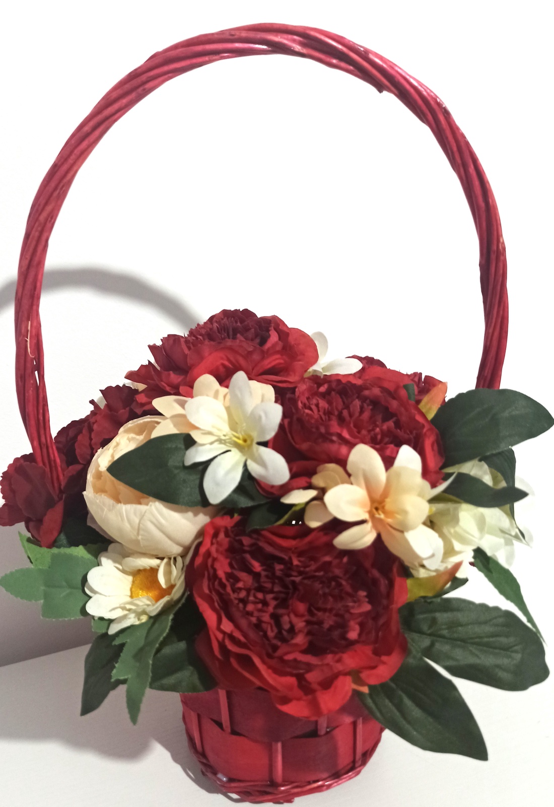 COȘ DIN RĂCHITĂ ROȘU  CU BUJORI ROȘII ȘI FLORICELE SOMON - casă & stil de viață - decorațiuni de casă - accesorii florale - buchete de flori - Artynos.ro