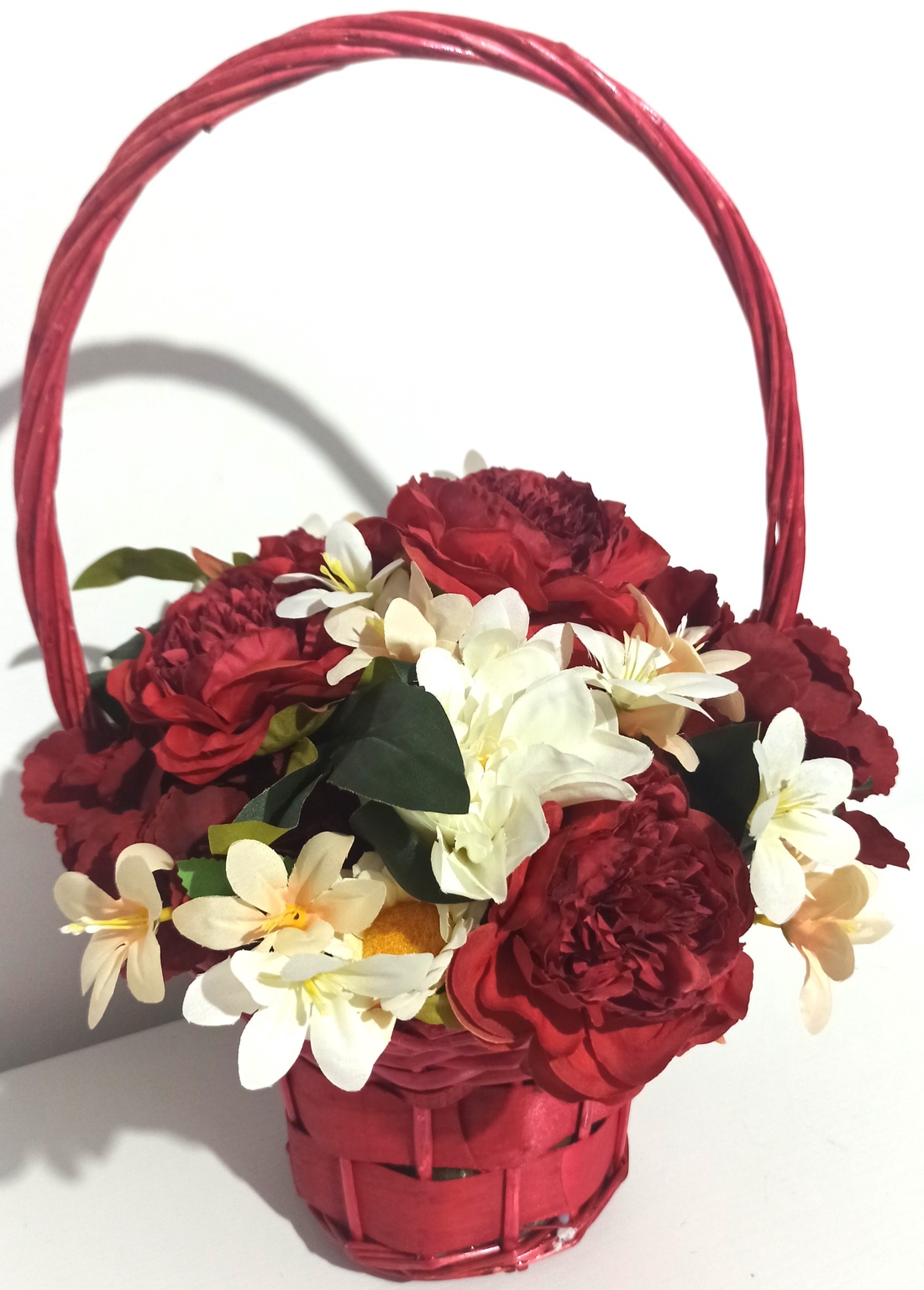 COȘ DIN RĂCHITĂ ROȘU  CU BUJORI ROȘII ȘI FLORICELE SOMON - casă & stil de viață - decorațiuni de casă - accesorii florale - buchete de flori - Artynos.ro
