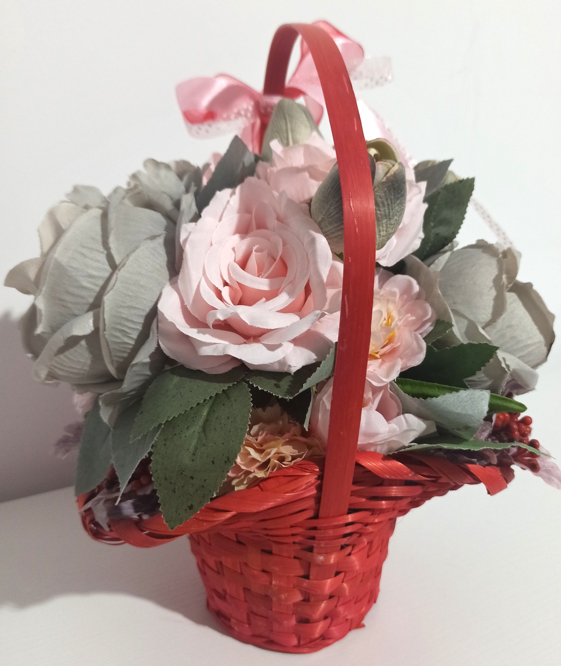 Coș Florentin Roșu Cu Trandafiri Roz și Gri - casă & stil de viață - decorațiuni de casă - accesorii florale - buchete de flori - Artynos.ro