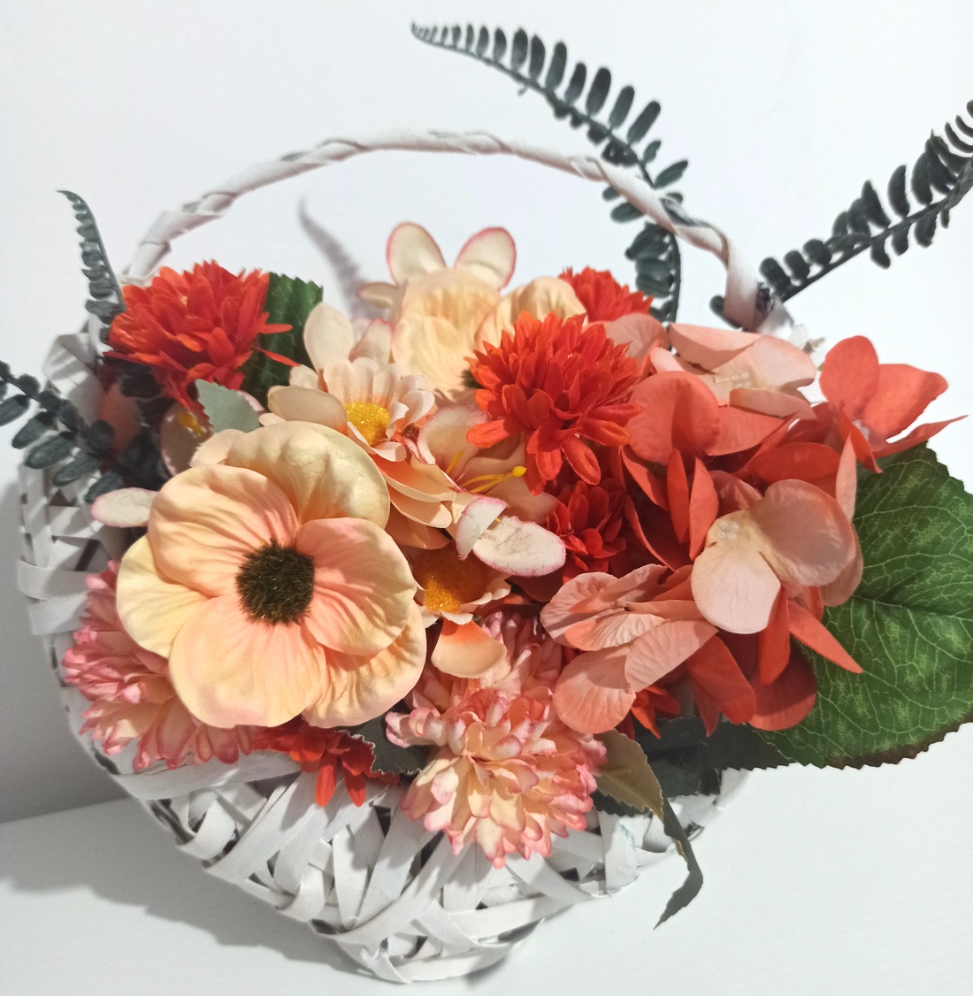 Coș Răchită Cu Toartă și Floricele Somon și Portocalii - casă & stil de viață - decorațiuni de casă - accesorii florale - buchete de flori - Artynos.ro