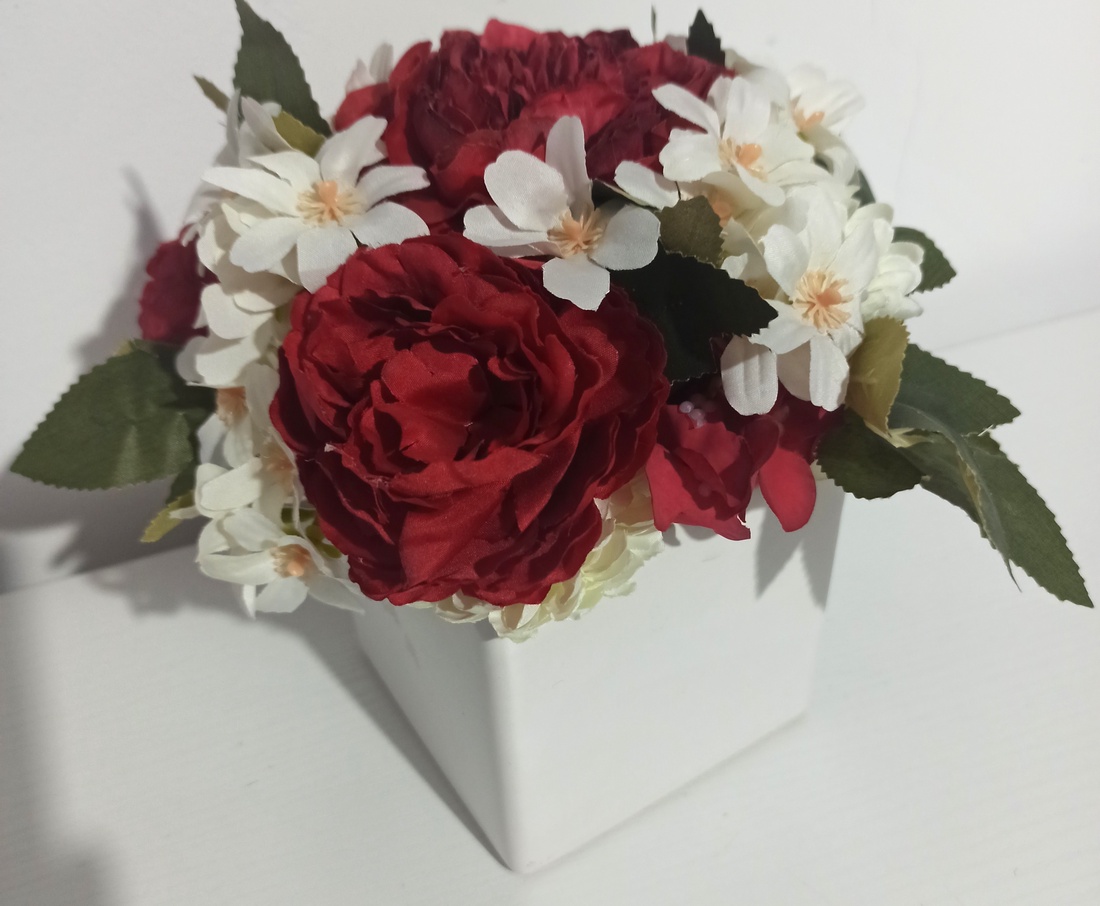 Ghiveci Ceramică Albă Cu Bujori Roșii și Floricele Albe - casă & stil de viață - decorațiuni de casă - decorațiuni de masă și rafturi - boluri decorative - Artynos.ro