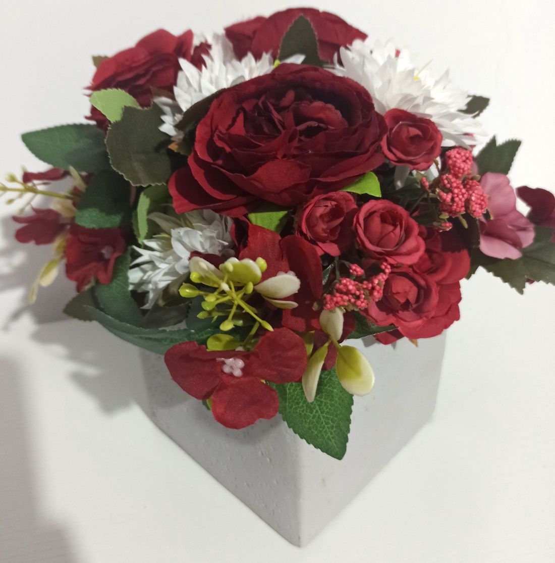 Ghiveci Ceramică Gri Cu Flori Grena și Albe - casă & stil de viață - decorațiuni de casă - decorațiuni de masă și rafturi - boluri decorative - Artynos.ro