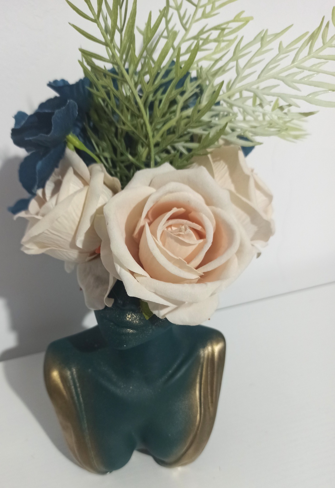 BUST DIN CERAMICĂ VERDE-AURIU CU GTRANDAFIRI BEJ - casă & stil de viață - decorațiuni de casă - decorațiuni de masă și rafturi - boluri decorative - Artynos.ro