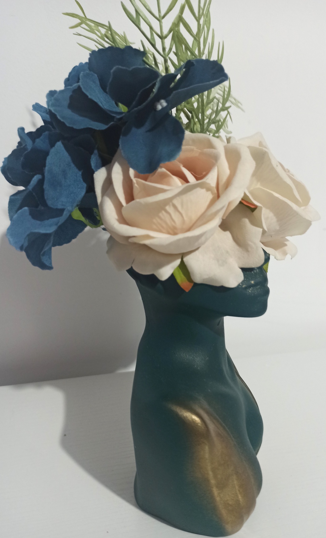 BUST DIN CERAMICĂ VERDE-AURIU CU GTRANDAFIRI BEJ - casă & stil de viață - decorațiuni de casă - decorațiuni de masă și rafturi - boluri decorative - Artynos.ro