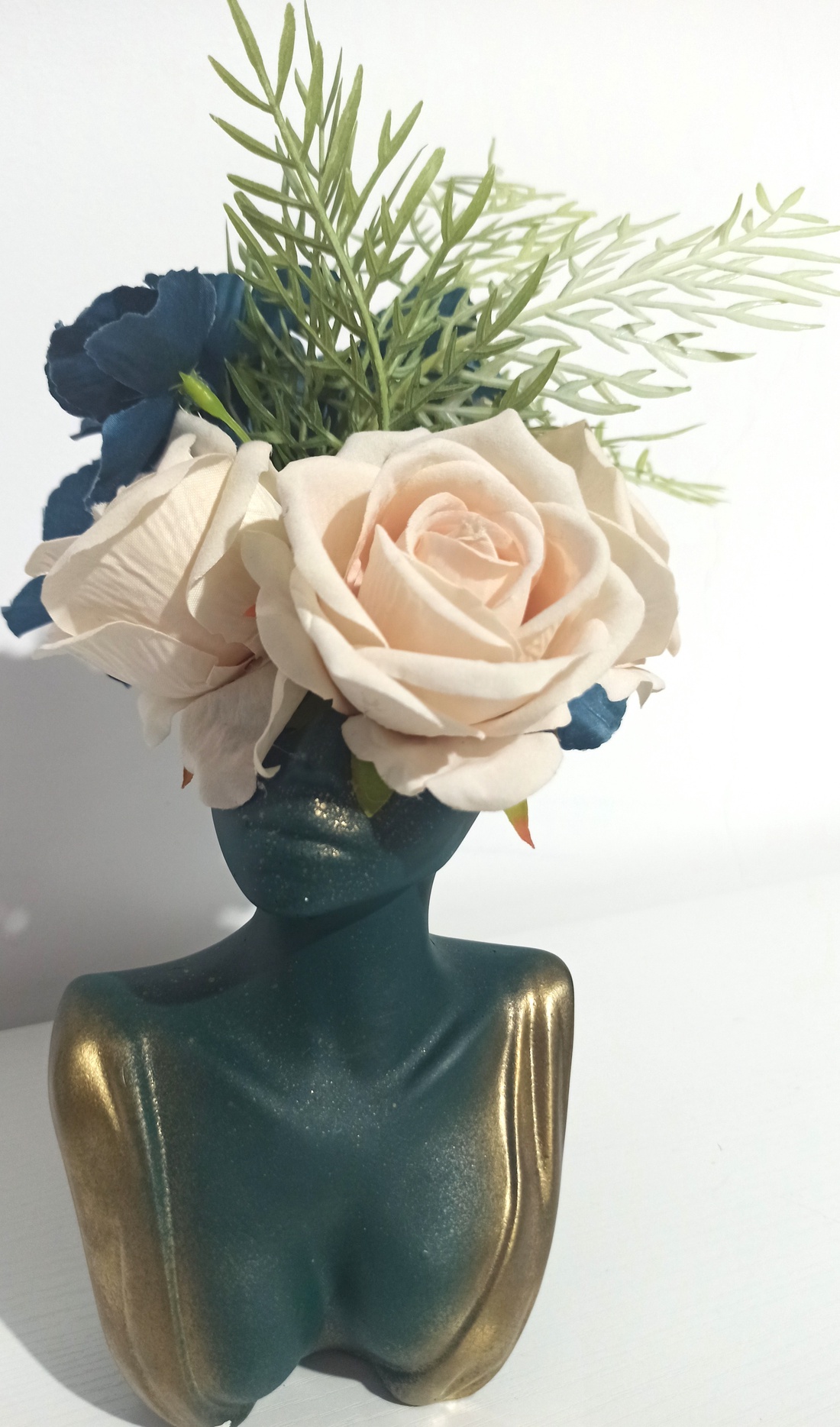 BUST DIN CERAMICĂ VERDE-AURIU CU GTRANDAFIRI BEJ - casă & stil de viață - decorațiuni de casă - decorațiuni de masă și rafturi - boluri decorative - Artynos.ro