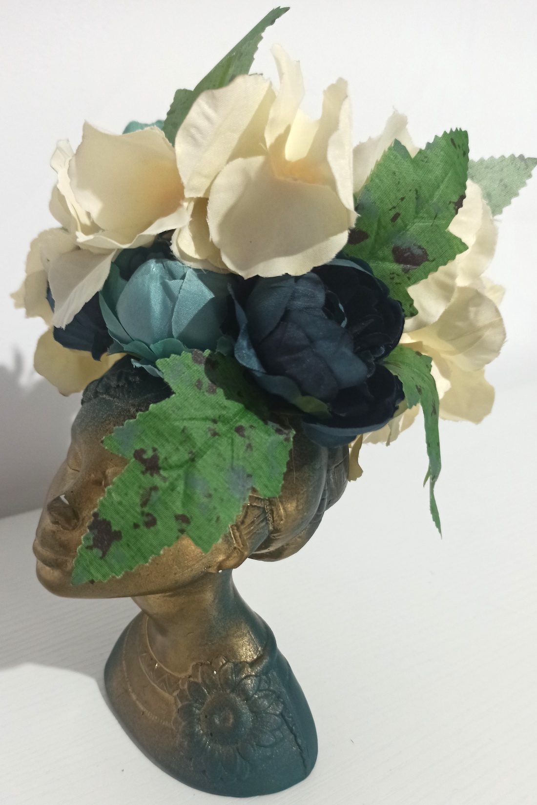 MARICA MICĂ, DIN CERAMICĂ VERDE-AURIE, CU HORTENSIE ȘI BUJOREI - casă & stil de viață - decorațiuni de casă - decorațiuni de masă și rafturi - boluri decorative - Artynos.ro