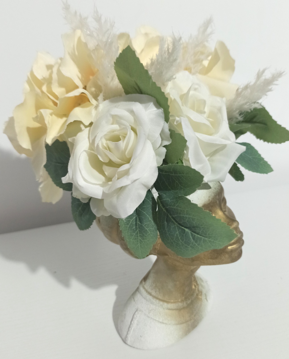 MARICA DIN CERAMICĂ ALB-AURIU, CU FLORI ALBE ȘI BEJ - casă & stil de viață - decorațiuni de casă - decorațiuni de masă și rafturi - boluri decorative - Artynos.ro