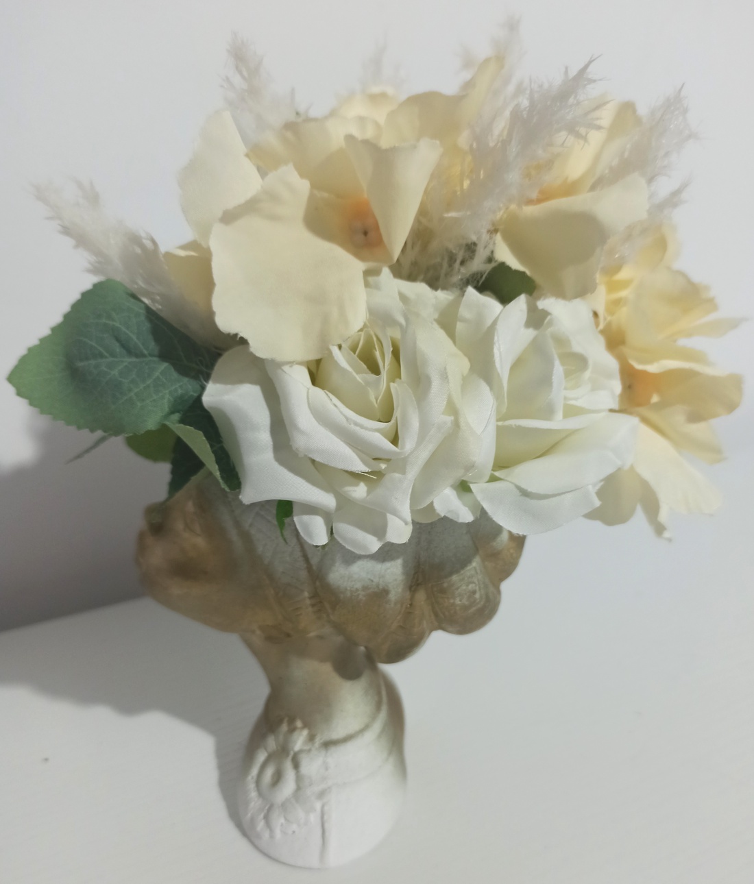 MARICA DIN CERAMICĂ ALB-AURIU, CU FLORI ALBE ȘI BEJ - casă & stil de viață - decorațiuni de casă - decorațiuni de masă și rafturi - boluri decorative - Artynos.ro