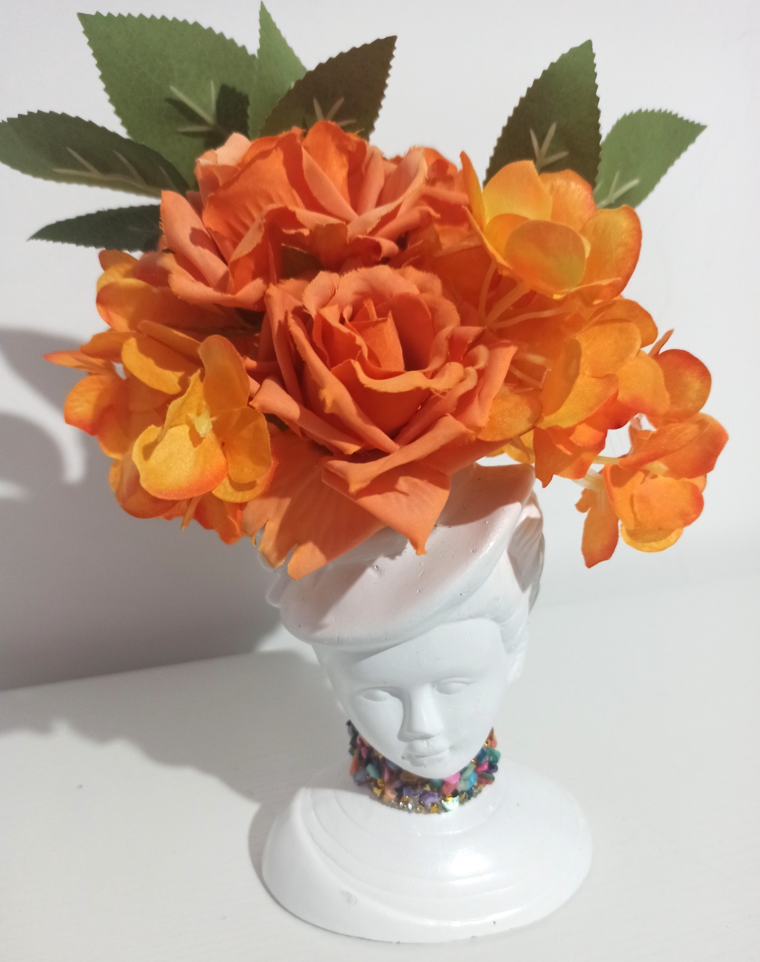 FATA CU PĂLĂRIE DIN CERAMICĂ ALBĂ, CU FLORI PORTOCALII - casă & stil de viață - decorațiuni de casă - decorațiuni de masă și rafturi - boluri decorative - Artynos.ro