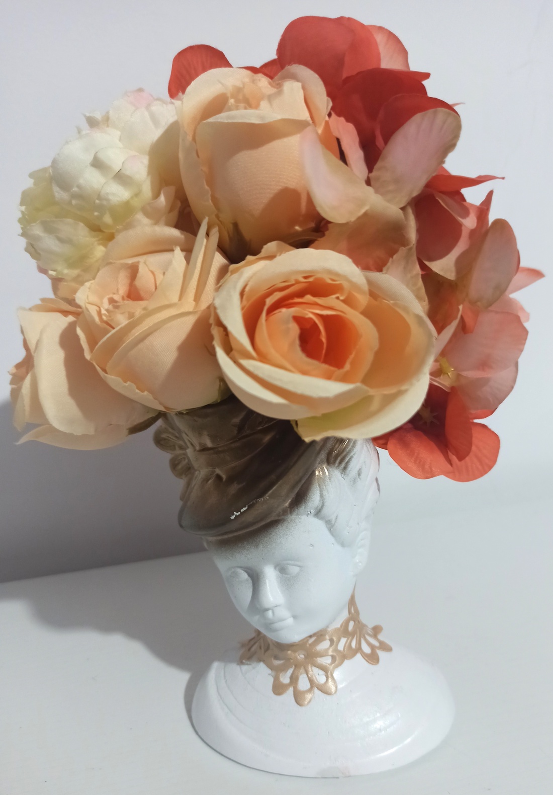 FATA CU PĂLĂRIE DIN CERAMICĂ ALB-AURIU, CU FLORI SOMON - casă & stil de viață - decorațiuni de casă - decorațiuni de masă și rafturi - boluri decorative - Artynos.ro