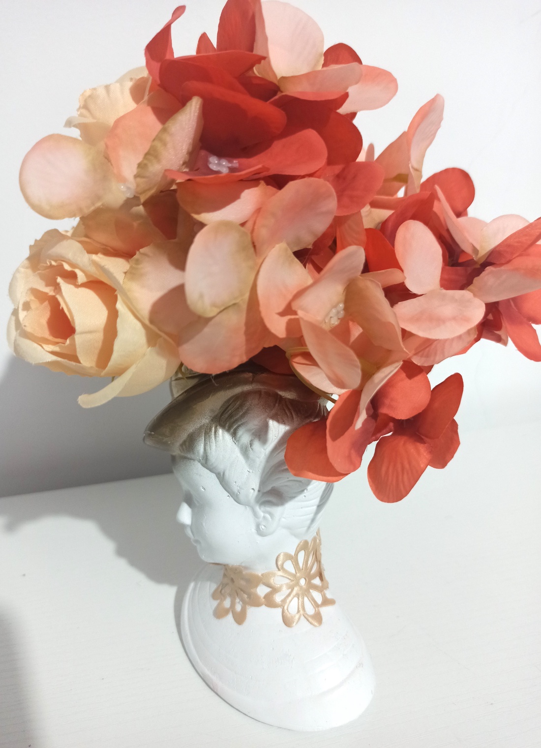 FATA CU PĂLĂRIE DIN CERAMICĂ ALB-AURIU, CU FLORI SOMON - casă & stil de viață - decorațiuni de casă - decorațiuni de masă și rafturi - boluri decorative - Artynos.ro