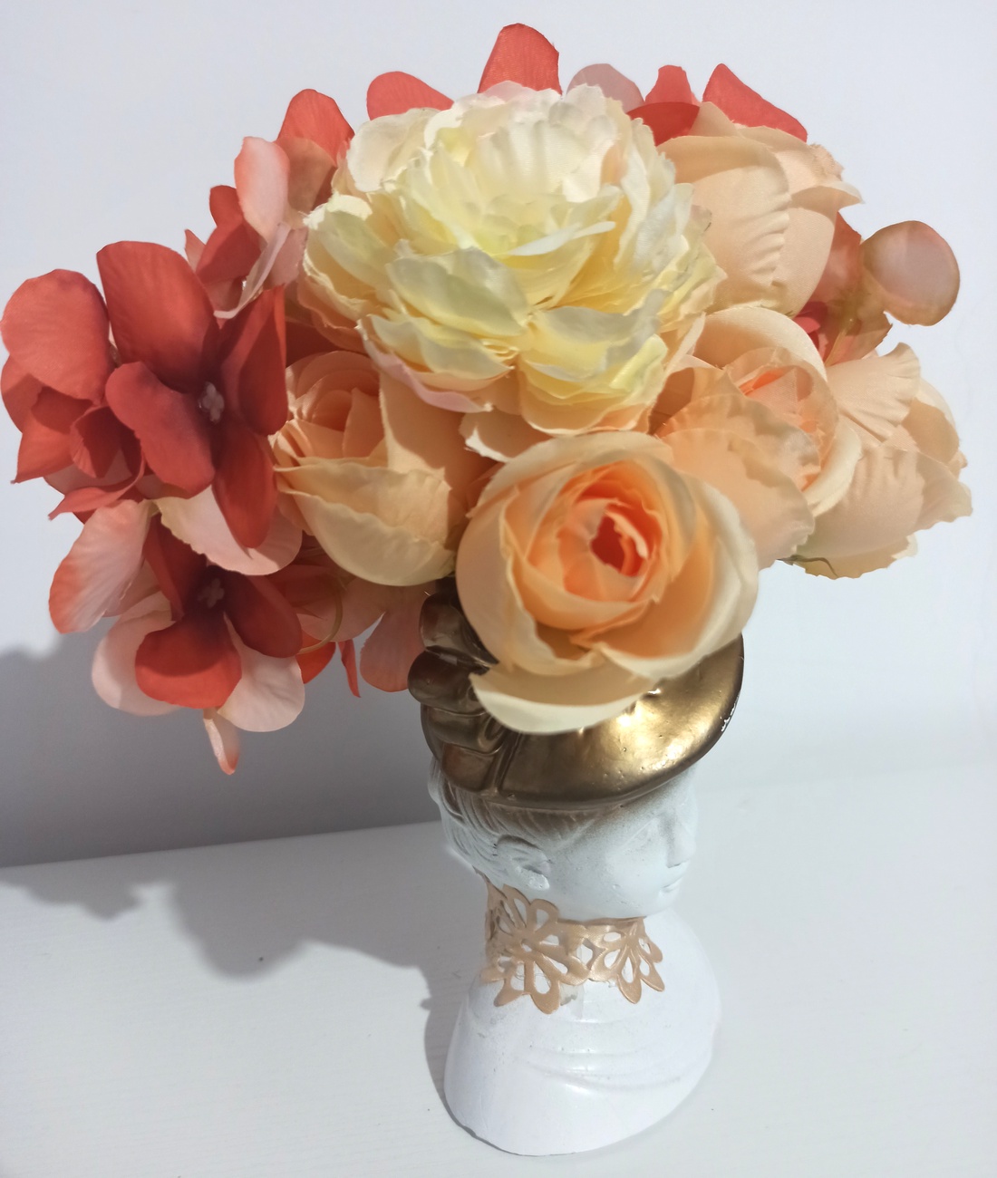 FATA CU PĂLĂRIE DIN CERAMICĂ ALB-AURIU, CU FLORI SOMON - casă & stil de viață - decorațiuni de casă - decorațiuni de masă și rafturi - boluri decorative - Artynos.ro