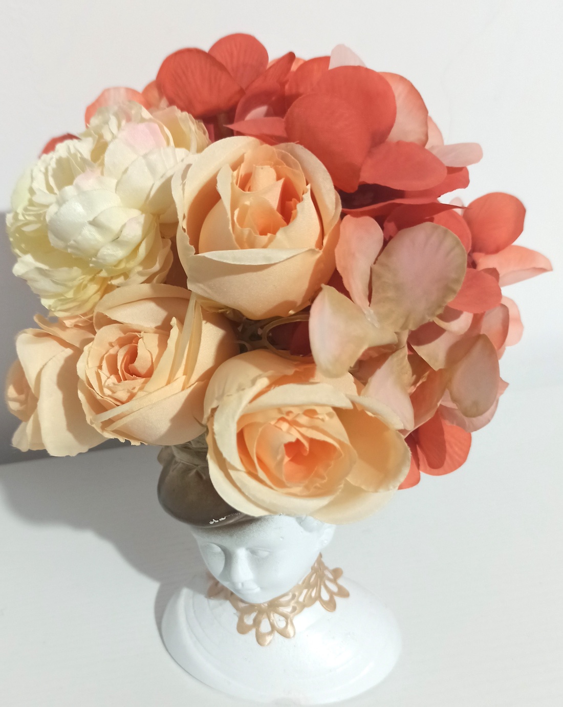 FATA CU PĂLĂRIE DIN CERAMICĂ ALB-AURIU, CU FLORI SOMON - casă & stil de viață - decorațiuni de casă - decorațiuni de masă și rafturi - boluri decorative - Artynos.ro