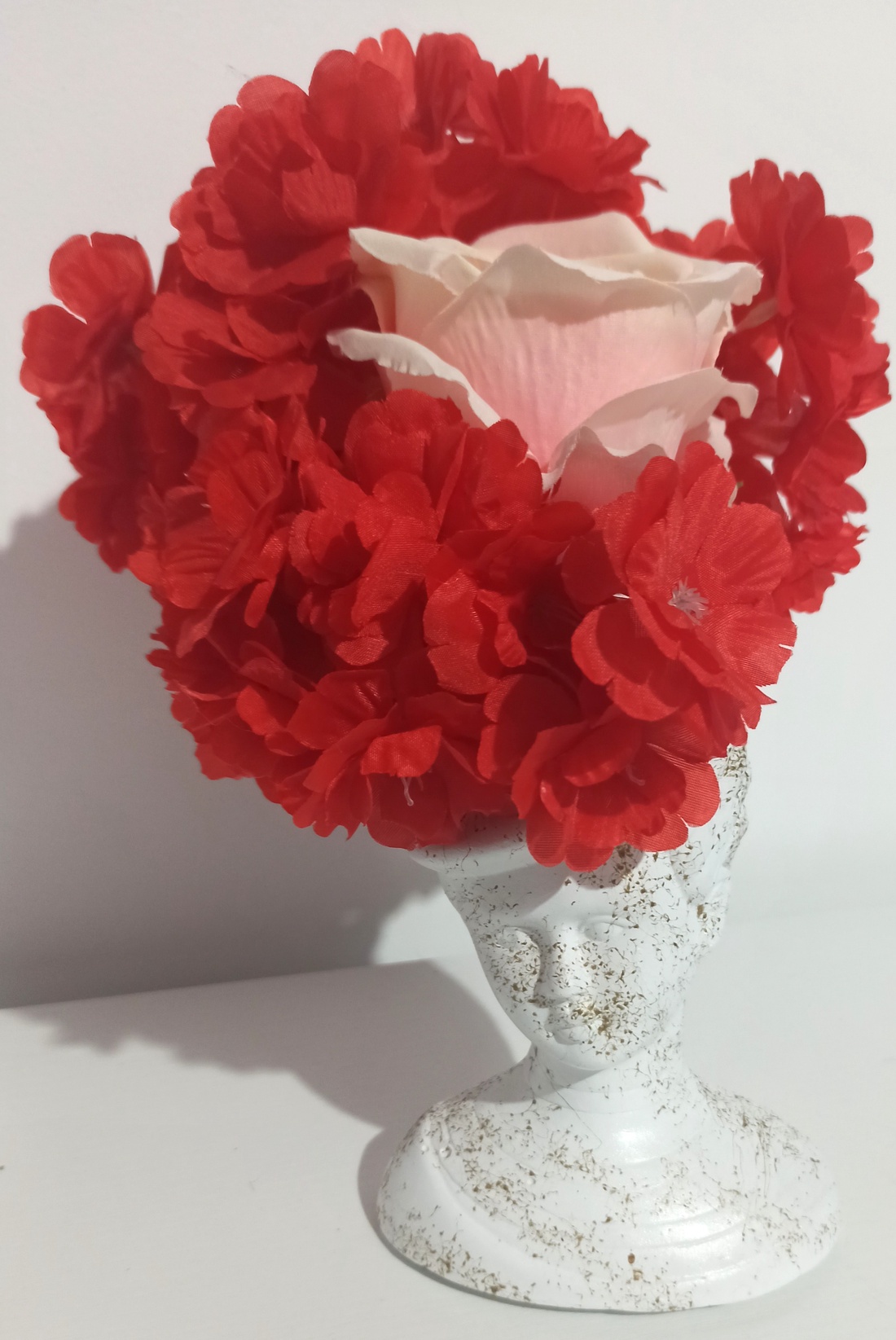 Fata Cu Pălărie Din Ceramică Cu Blossom Roșu și Trandafir Roz - casă & stil de viață - decorațiuni de casă - decorațiuni de masă și rafturi - boluri decorative - Artynos.ro