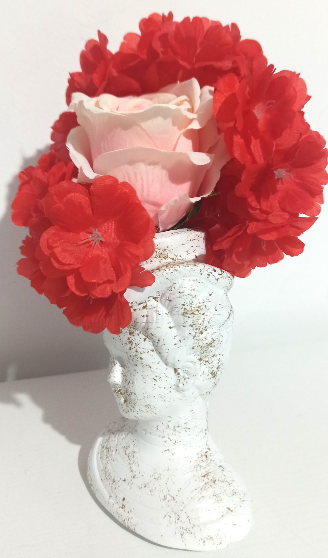 Fata Cu Pălărie Din Ceramică Cu Blossom Roșu și Trandafir Roz - casă & stil de viață - decorațiuni de casă - decorațiuni de masă și rafturi - boluri decorative - Artynos.ro