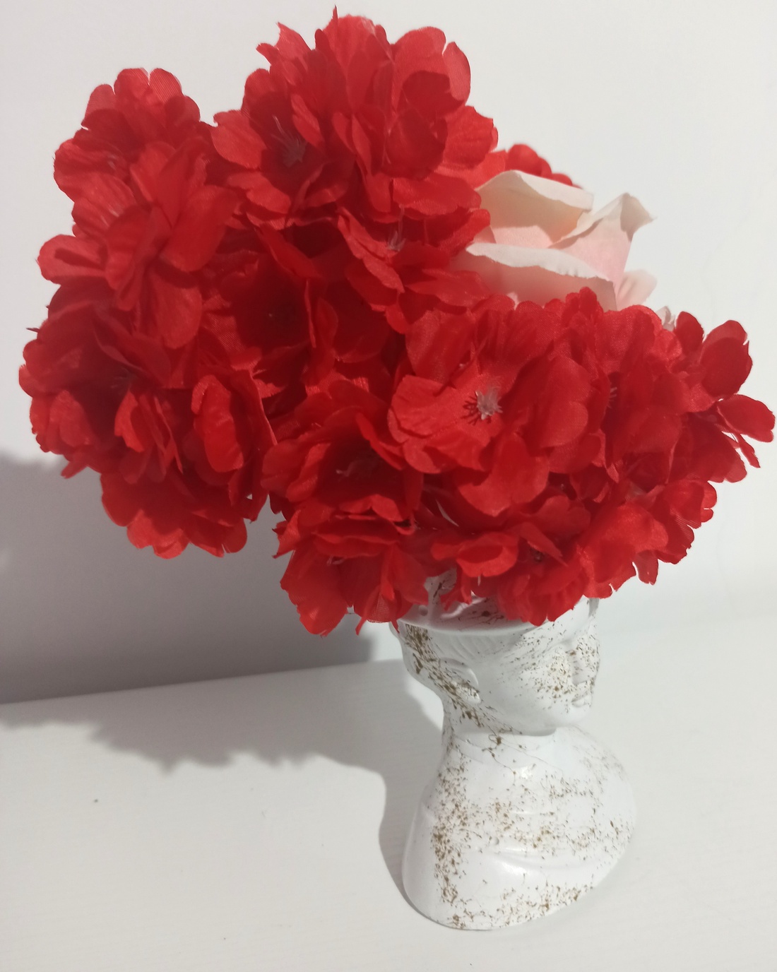 Fata Cu Pălărie Din Ceramică Cu Blossom Roșu și Trandafir Roz - casă & stil de viață - decorațiuni de casă - decorațiuni de masă și rafturi - boluri decorative - Artynos.ro