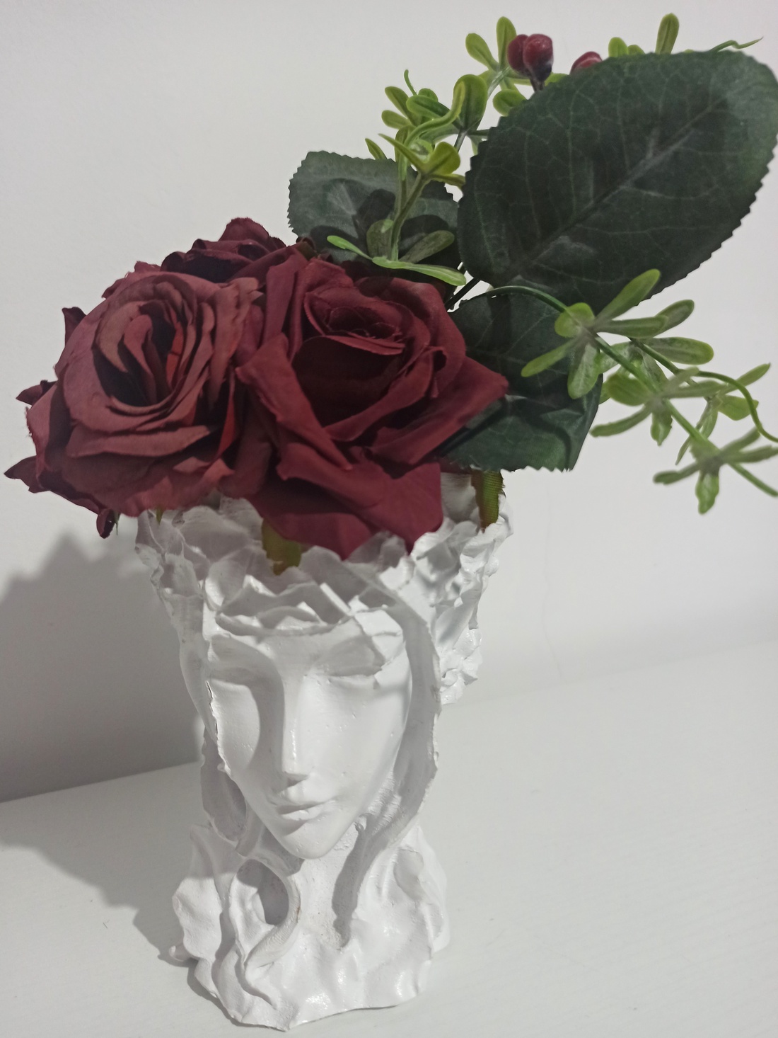 VENUS DIN CERAMICĂ ALBĂ, CU TRANDAFIRI GRENA - casă & stil de viață - decorațiuni de casă - decorațiuni de masă și rafturi - boluri decorative - Artynos.ro