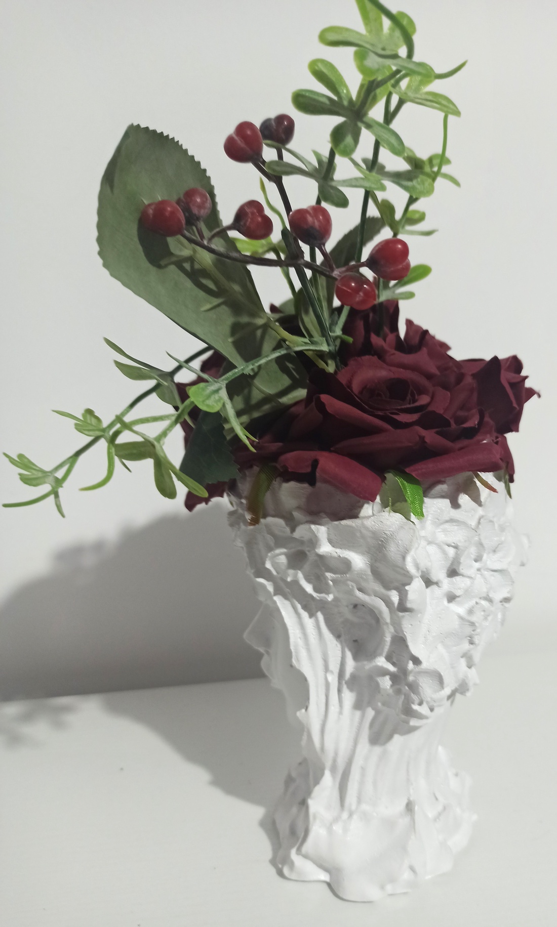 VENUS DIN CERAMICĂ ALBĂ, CU TRANDAFIRI GRENA - casă & stil de viață - decorațiuni de casă - decorațiuni de masă și rafturi - boluri decorative - Artynos.ro