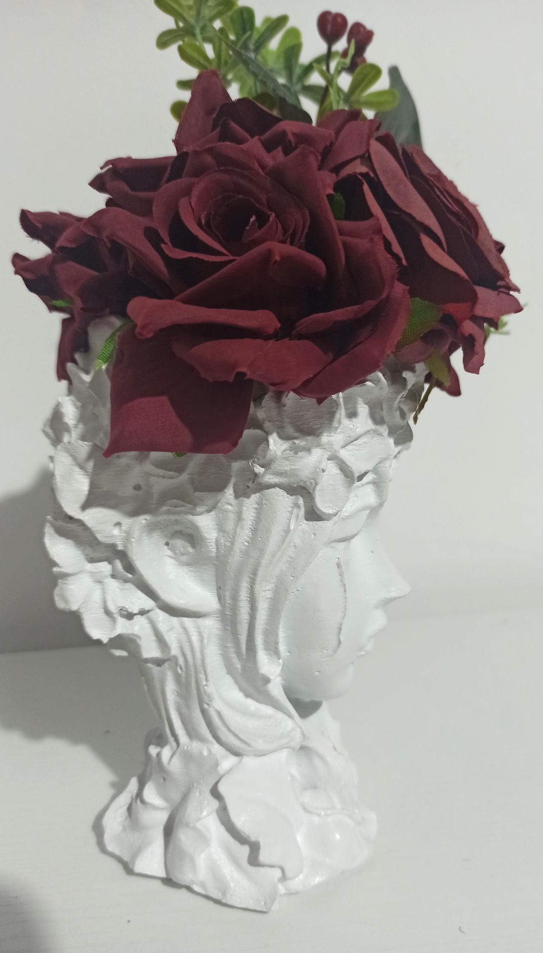 VENUS DIN CERAMICĂ ALBĂ, CU TRANDAFIRI GRENA - casă & stil de viață - decorațiuni de casă - decorațiuni de masă și rafturi - boluri decorative - Artynos.ro