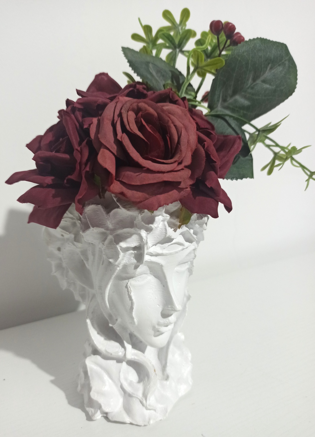 VENUS DIN CERAMICĂ ALBĂ, CU TRANDAFIRI GRENA - casă & stil de viață - decorațiuni de casă - decorațiuni de masă și rafturi - boluri decorative - Artynos.ro