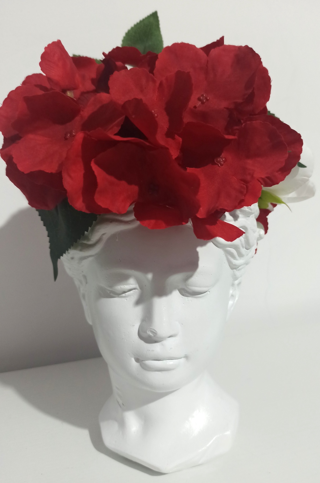 AFRODITA DIN CERAMICĂ ALBĂ, MARE, CU HORTENSIE ROȘIE ȘI BUJORI ALBI - casă & stil de viață - decorațiuni de casă - decorațiuni de masă și rafturi - boluri decorative - Artynos.ro