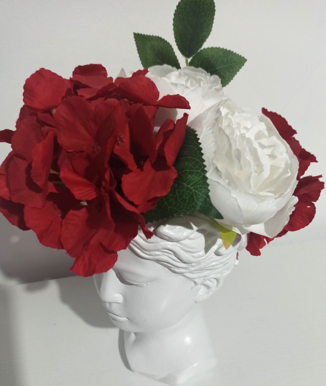 AFRODITA DIN CERAMICĂ ALBĂ, MARE, CU HORTENSIE ROȘIE ȘI BUJORI ALBI - casă & stil de viață - decorațiuni de casă - decorațiuni de masă și rafturi - boluri decorative - Artynos.ro