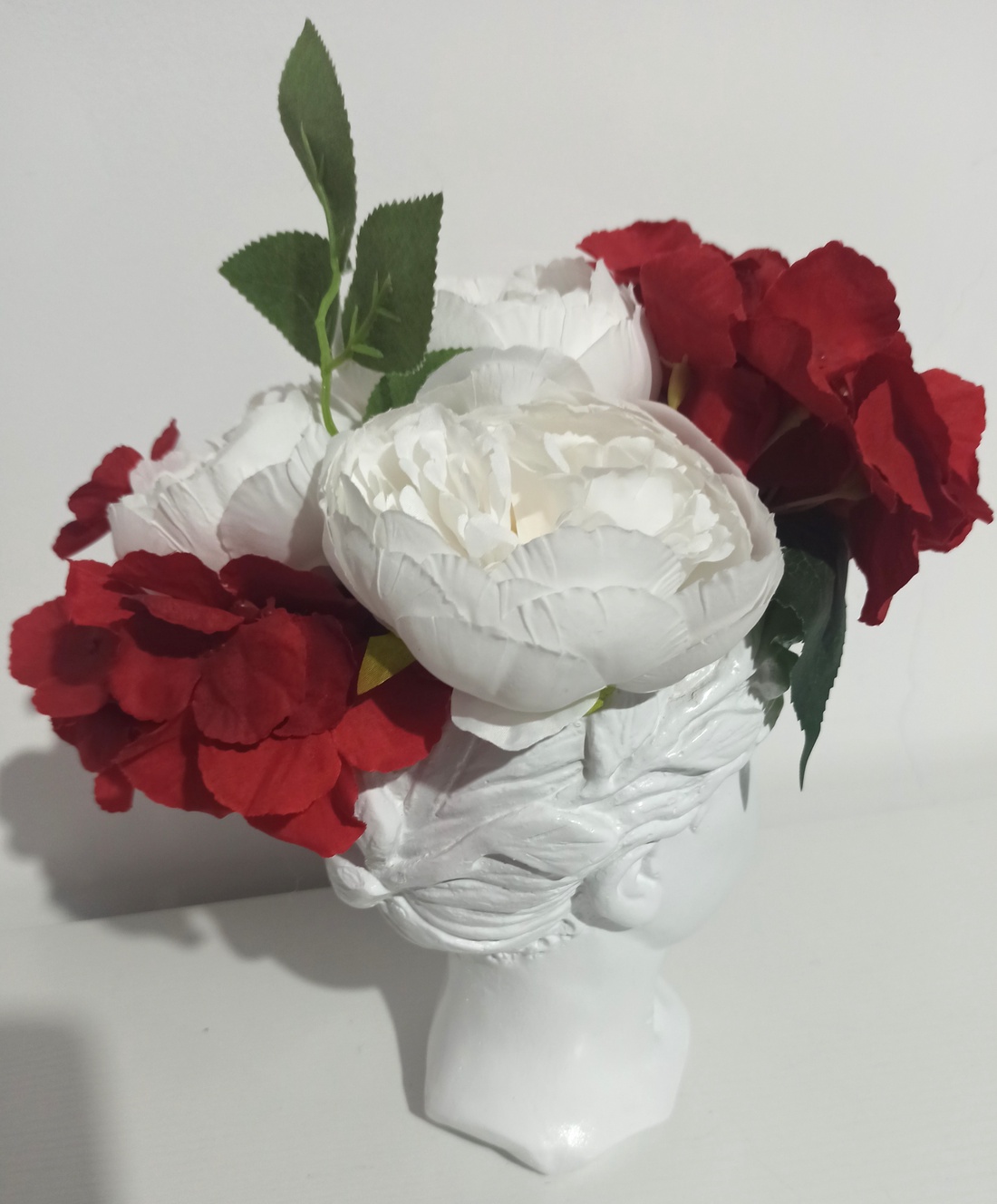 AFRODITA DIN CERAMICĂ ALBĂ, MARE, CU HORTENSIE ROȘIE ȘI BUJORI ALBI - casă & stil de viață - decorațiuni de casă - decorațiuni de masă și rafturi - boluri decorative - Artynos.ro