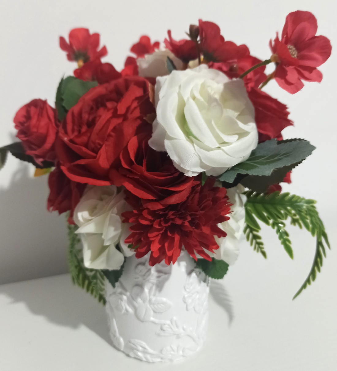 Ghiveci Ceramică Alb Cu Flori Albe și Roșii - casă & stil de viață - decorațiuni de casă - decorațiuni de masă și rafturi - boluri decorative - Artynos.ro