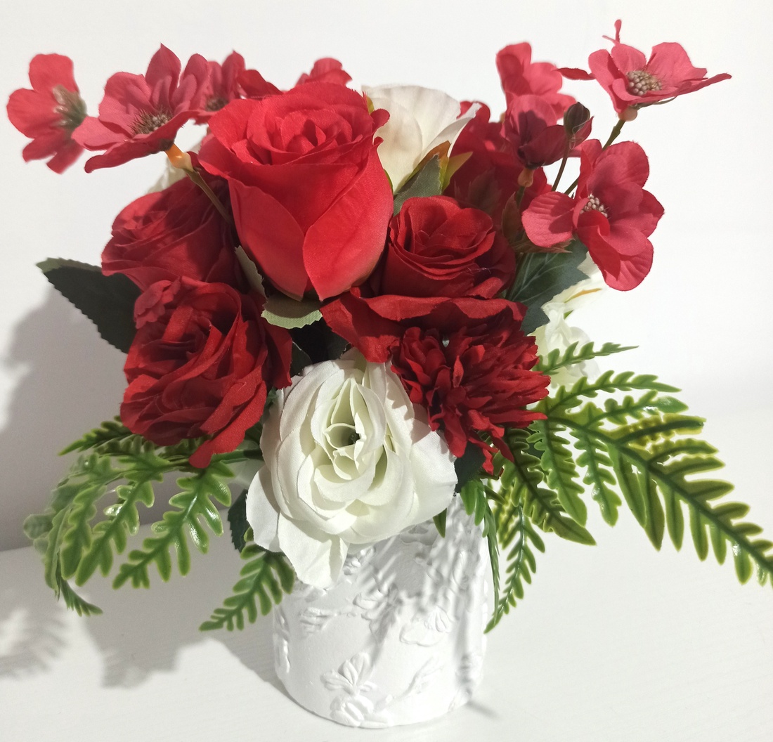 Ghiveci Ceramică Alb Cu Flori Albe și Roșii - casă & stil de viață - decorațiuni de casă - decorațiuni de masă și rafturi - boluri decorative - Artynos.ro