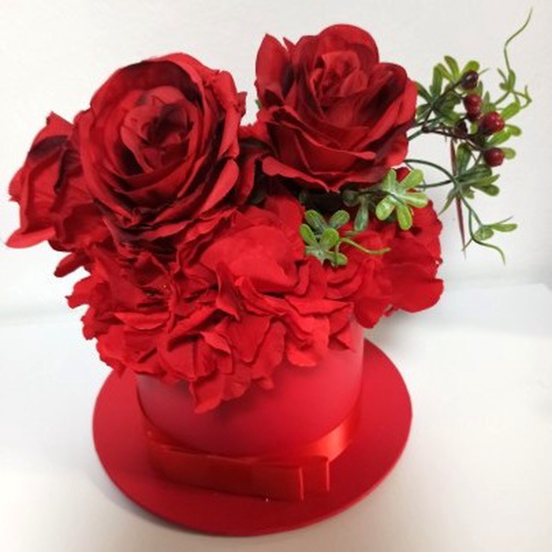 Cutie Tip Pălărie Cu Hortensie și Trandafiri Roșii - casă & stil de viață - decorațiuni de casă - accesorii florale - cutii cu flori - Artynos.ro