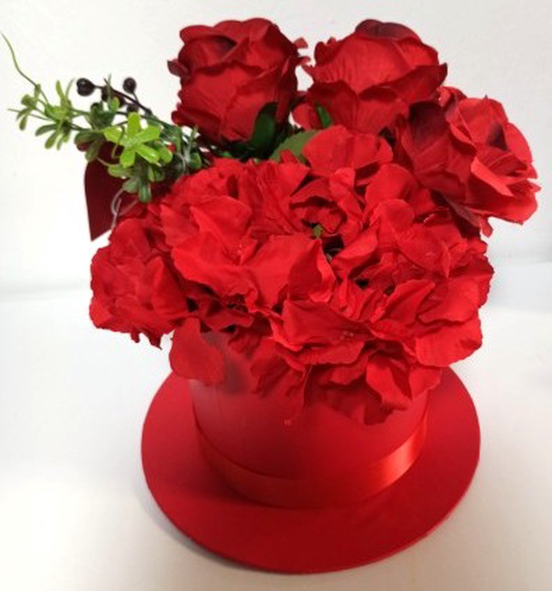 Cutie Tip Pălărie Cu Hortensie și Trandafiri Roșii - casă & stil de viață - decorațiuni de casă - accesorii florale - cutii cu flori - Artynos.ro