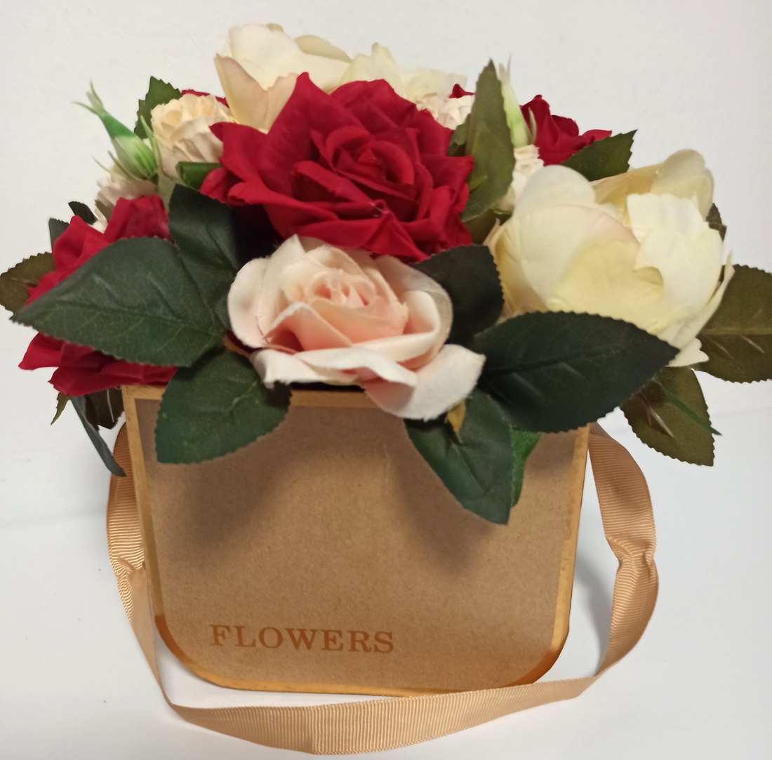 Cutie Bej Cu Trandafiri Roșii și Bujori Bej - casă & stil de viață - decorațiuni de casă - accesorii florale - cutii cu flori - Artynos.ro