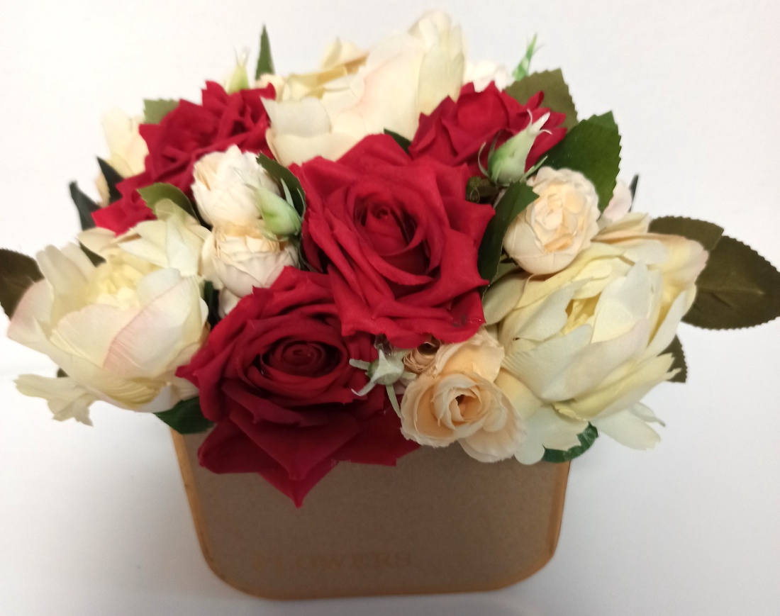 Cutie Bej Cu Trandafiri Roșii și Bujori Bej - casă & stil de viață - decorațiuni de casă - accesorii florale - cutii cu flori - Artynos.ro