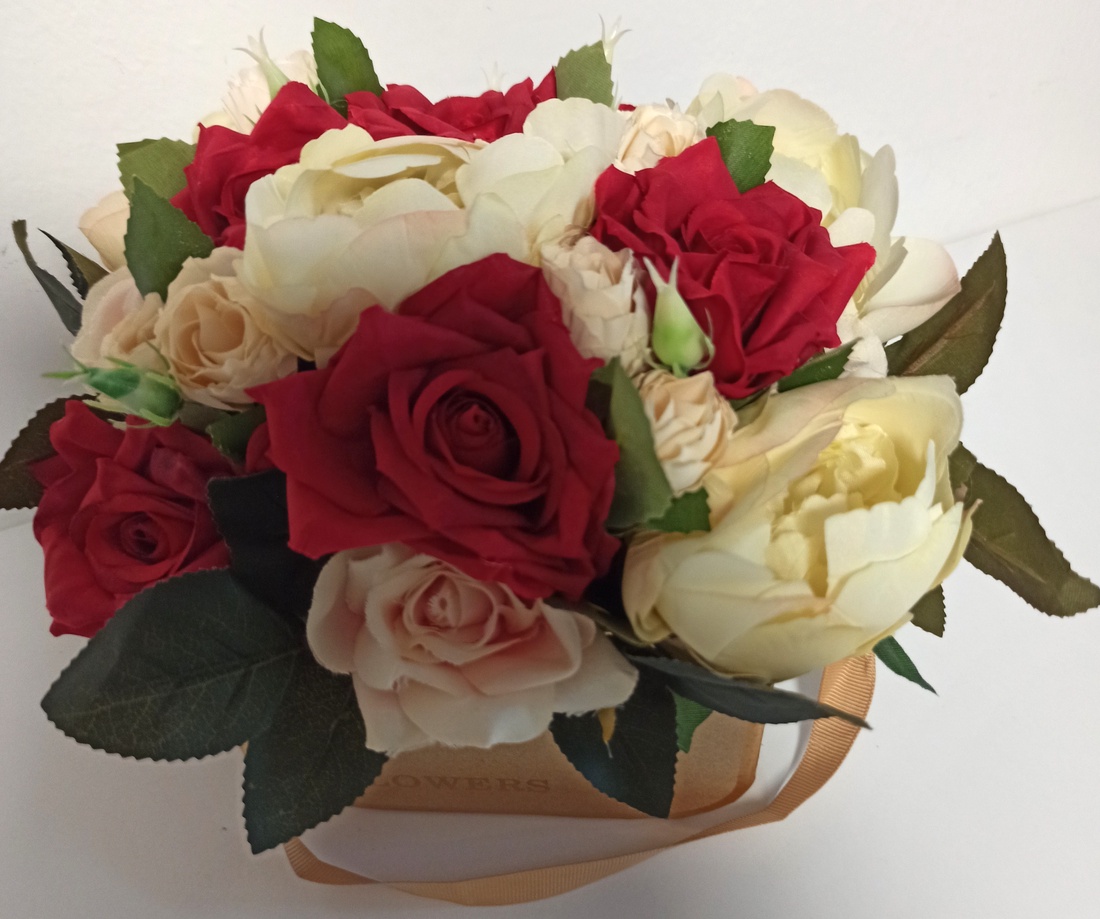 Cutie Bej Cu Trandafiri Roșii și Bujori Bej - casă & stil de viață - decorațiuni de casă - accesorii florale - cutii cu flori - Artynos.ro