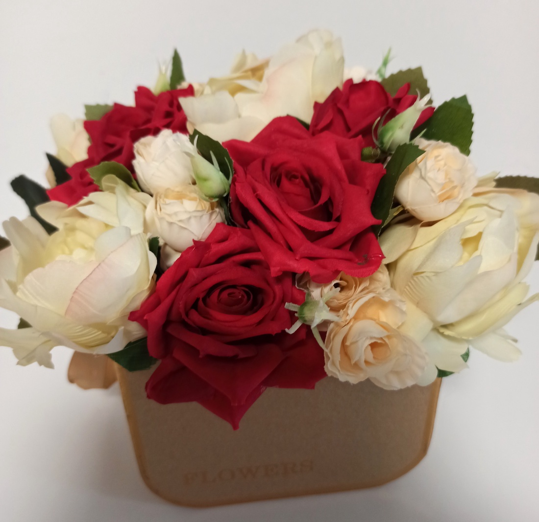 Cutie Bej Cu Trandafiri Roșii și Bujori Bej - casă & stil de viață - decorațiuni de casă - accesorii florale - cutii cu flori - Artynos.ro