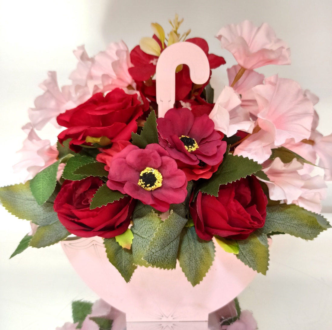 Cutie Lemn Roz Tip Umbrelă Cu Flori Roz Si Roșii - casă & stil de viață - decorațiuni de casă - accesorii florale - cutii cu flori - Artynos.ro