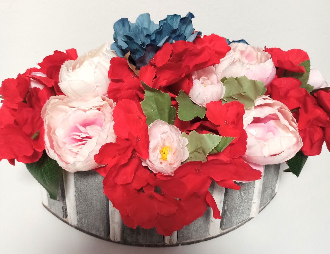 COȘ MARE DIN LEMN CU FLORI ROȘII, ROZ ȘI ALBASTRE - casă & stil de viață - decorațiuni de casă - accesorii florale - cutii cu flori - Artynos.ro