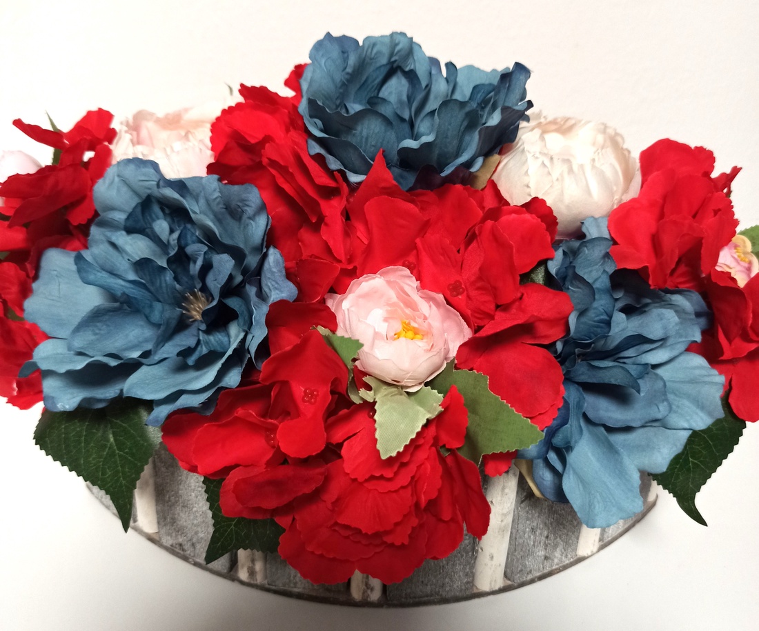 COȘ MARE DIN LEMN CU FLORI ROȘII, ROZ ȘI ALBASTRE - casă & stil de viață - decorațiuni de casă - accesorii florale - cutii cu flori - Artynos.ro