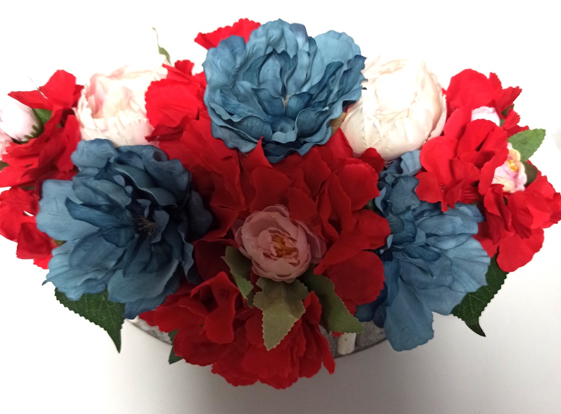 COȘ MARE DIN LEMN CU FLORI ROȘII, ROZ ȘI ALBASTRE - casă & stil de viață - decorațiuni de casă - accesorii florale - cutii cu flori - Artynos.ro