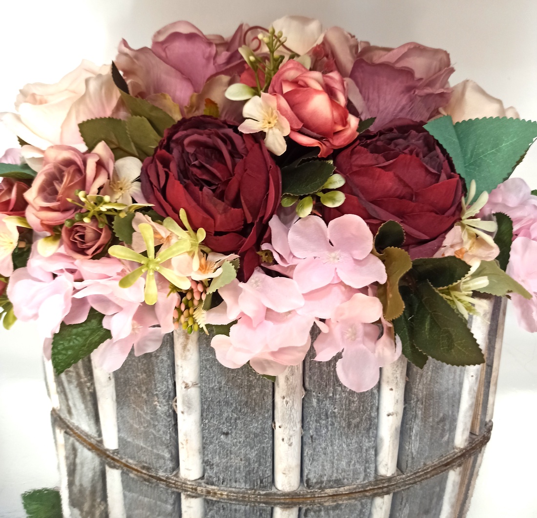 COȘ MARE DIN LEMN CU FLORI ROZ, GRENA - casă & stil de viață - decorațiuni de casă - accesorii florale - cutii cu flori - Artynos.ro