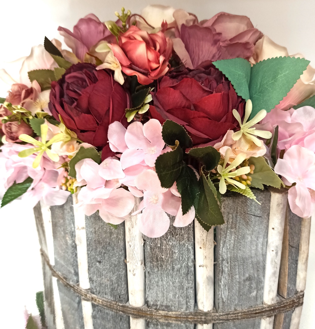 COȘ MARE DIN LEMN CU FLORI ROZ, GRENA - casă & stil de viață - decorațiuni de casă - accesorii florale - cutii cu flori - Artynos.ro