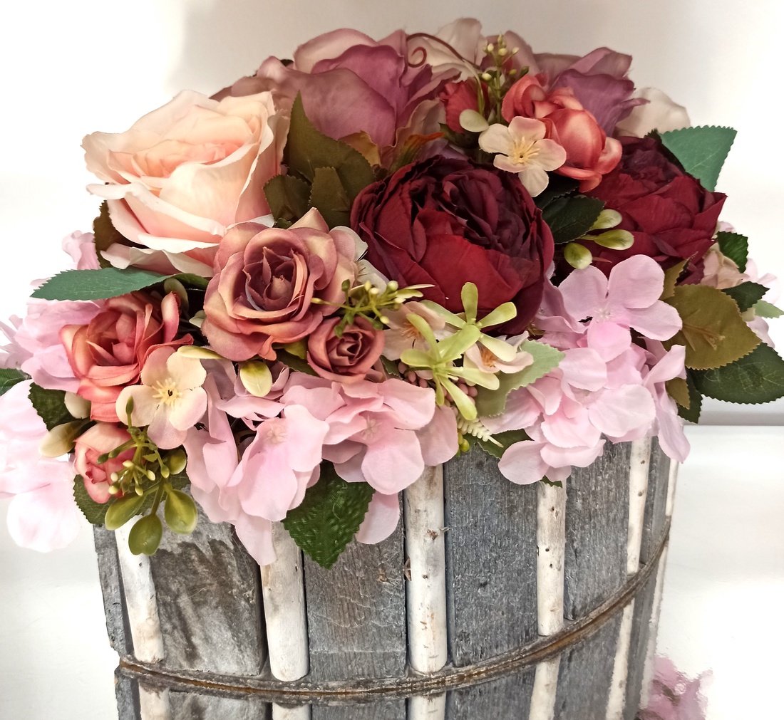 COȘ MARE DIN LEMN CU FLORI ROZ, GRENA - casă & stil de viață - decorațiuni de casă - accesorii florale - cutii cu flori - Artynos.ro