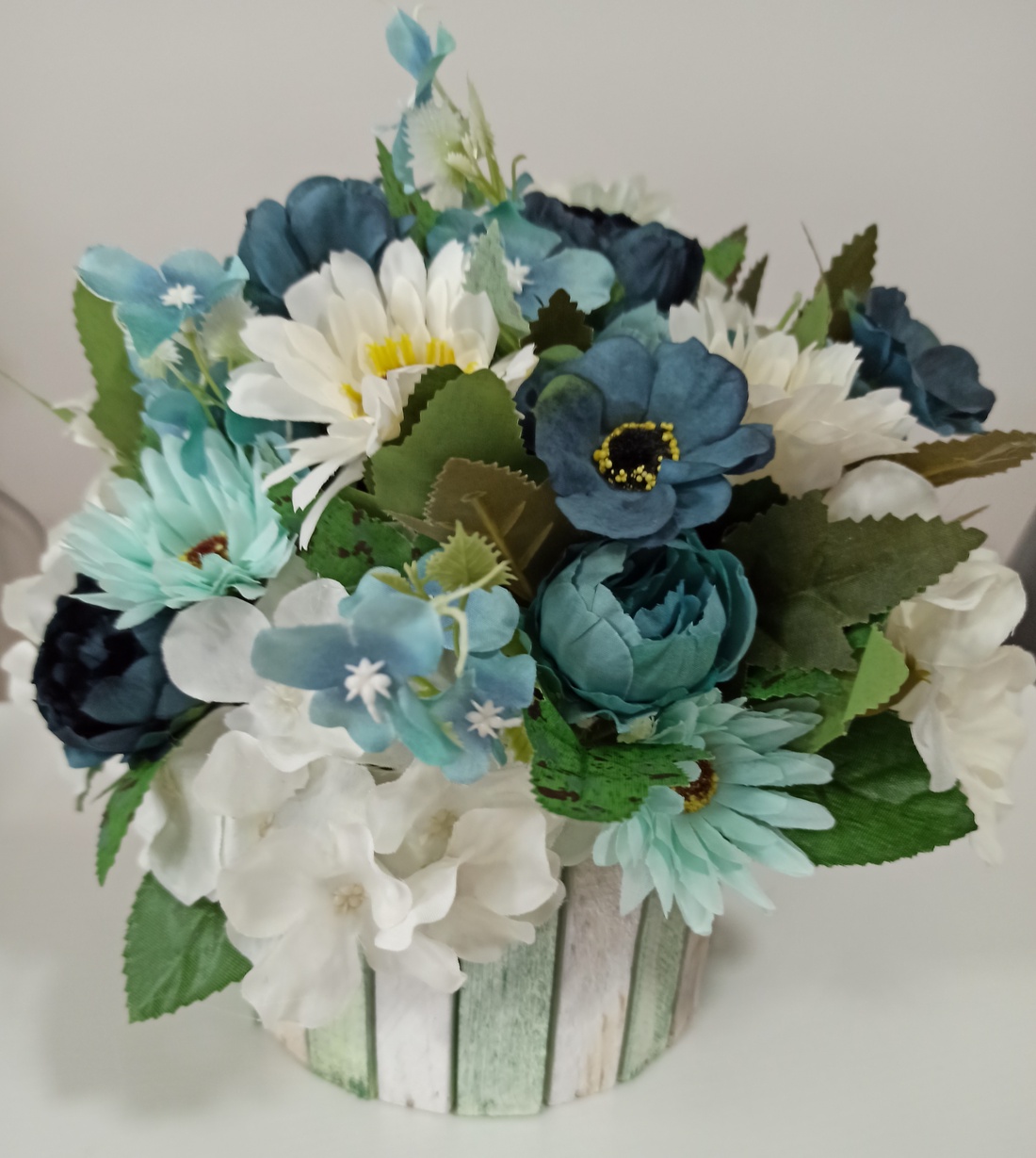 COȘ LEMN ROTUND CU FLORICELE ALBE, BLEU ȘI ALBASTRE  - casă & stil de viață - decorațiuni de casă - accesorii florale - cutii cu flori - Artynos.ro