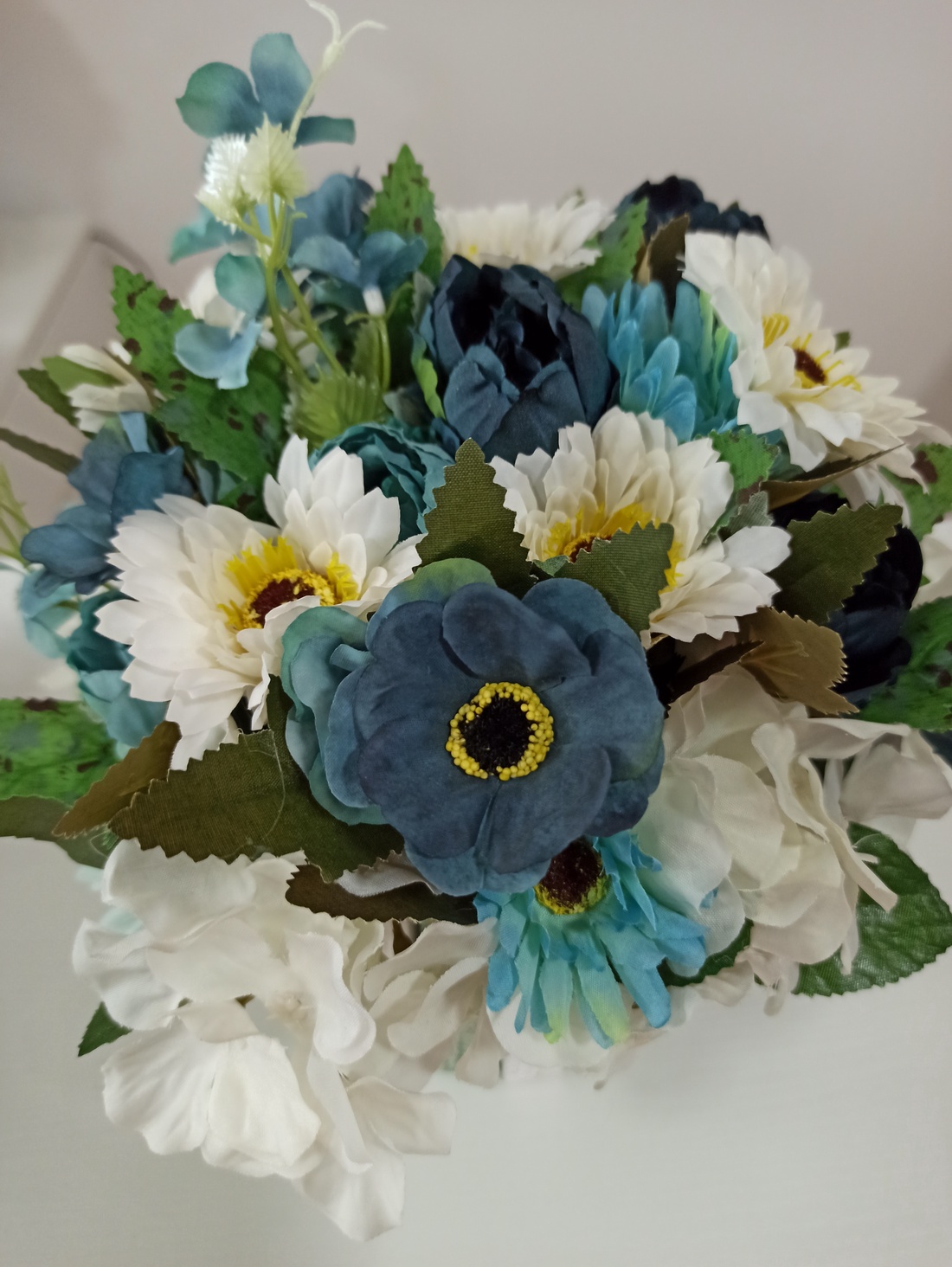 COȘ LEMN ROTUND CU FLORICELE ALBE, BLEU ȘI ALBASTRE  - casă & stil de viață - decorațiuni de casă - accesorii florale - cutii cu flori - Artynos.ro