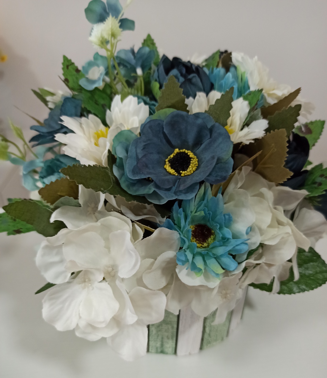 COȘ LEMN ROTUND CU FLORICELE ALBE, BLEU ȘI ALBASTRE  - casă & stil de viață - decorațiuni de casă - accesorii florale - cutii cu flori - Artynos.ro