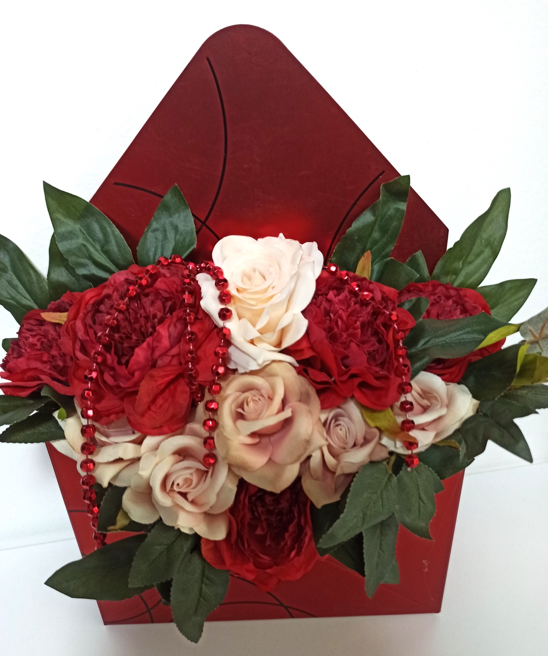 Cutie Plic Roșie Cu Trandafiri și Bujori - casă & stil de viață - decorațiuni de casă - accesorii florale - cutii cu flori - Artynos.ro