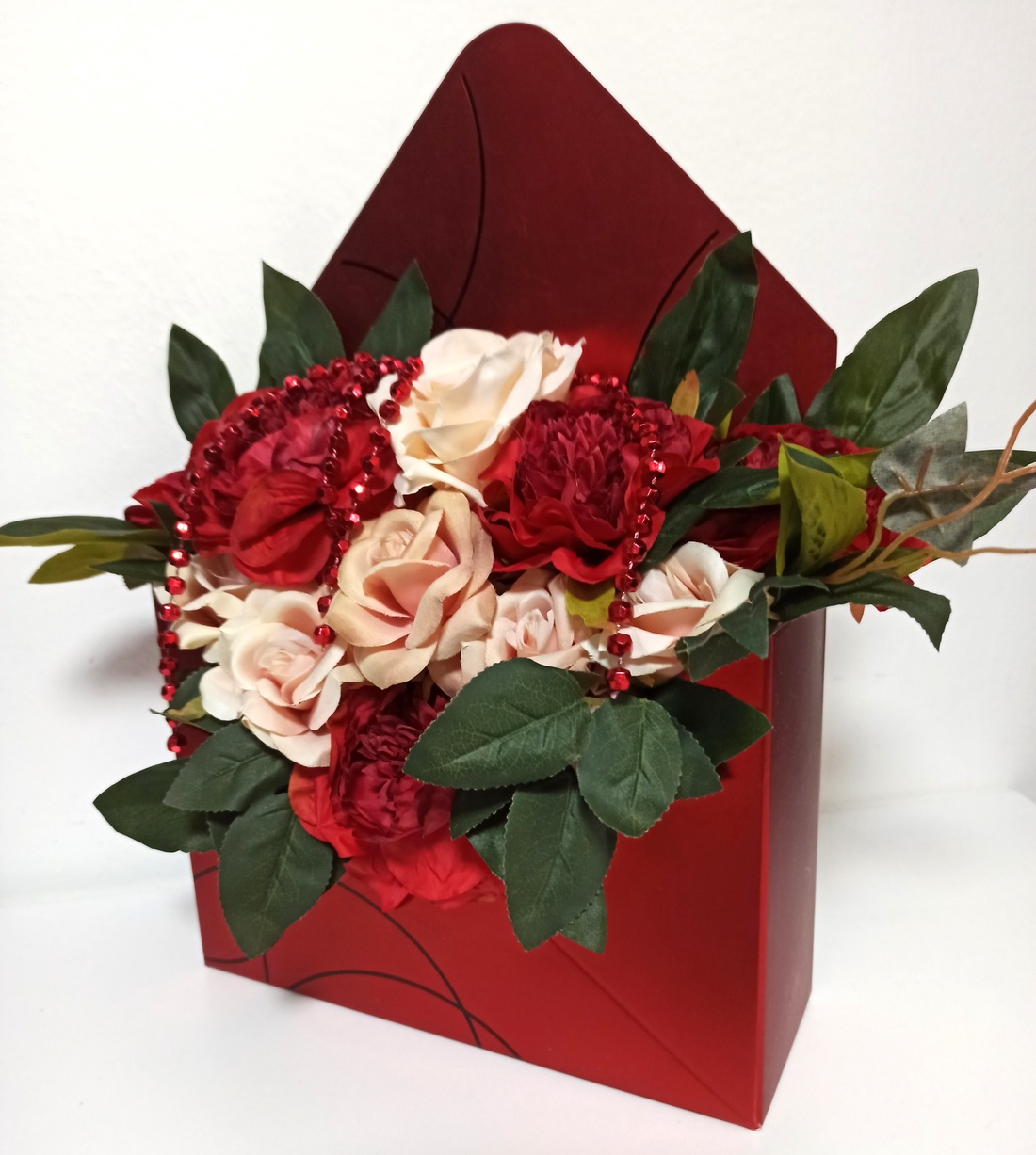 Cutie Plic Roșie Cu Trandafiri și Bujori - casă & stil de viață - decorațiuni de casă - accesorii florale - cutii cu flori - Artynos.ro